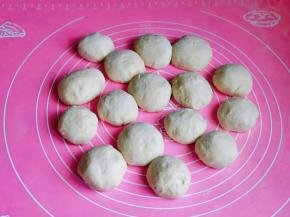 发酵好的面团取出揉圆排气，分成等份的小面团。