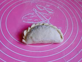 再按个人喜好捏出花边就可以啦！