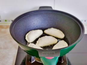 起油锅，摆入韭菜盒子，并间隔距离。