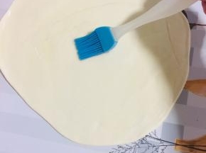 擀成薄薄的面片儿，再次刷上一层油！