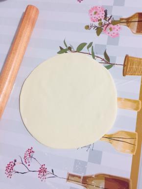 取一个小剂子揉搓均匀，擀成薄片！