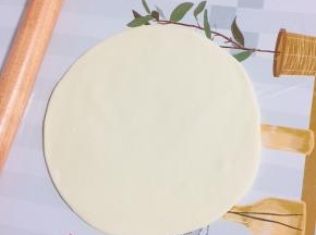 取一个小剂子揉搓均匀，擀成薄片！