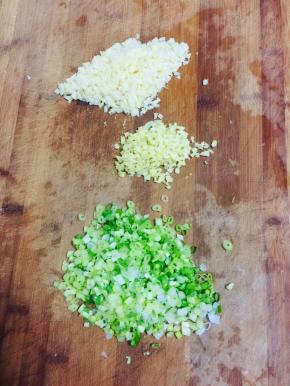 蒜瓣拍碎切成末，生姜切成末，小葱切成葱花备用！