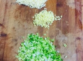 蒜瓣拍碎切成末，生姜切成末，小葱切成葱花备用！