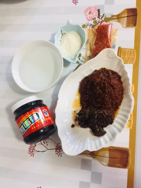 准备好熬酱所需的材料：

郫县豆瓣酱2大勺，黄豆酱1大勺，甜面酱1大勺，辣椒面1勺，白糖1大勺，水1碗！