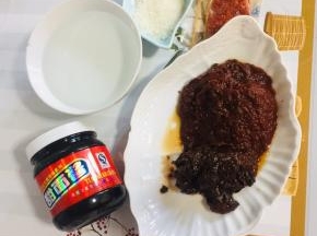 准备好熬酱所需的材料：

郫县豆瓣酱2大勺，黄豆酱1大勺，甜面酱1大勺，辣椒面1勺，白糖1大勺，水1碗！