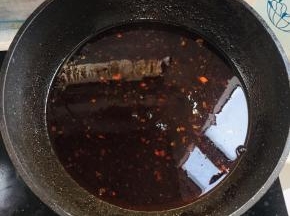 起锅前加入适量的鸡精和生抽调味即可！