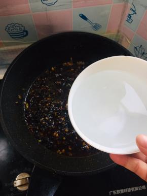 加入一碗水煮开后转小火慢熬20分钟左右！