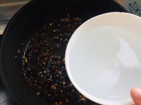 加入一碗水煮开后转小火慢熬20分钟左右！