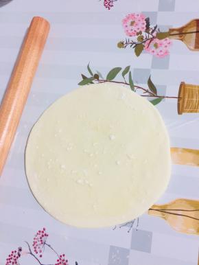 刷上一层油，再均匀的撒少许的面粉，起到油酥的作用！