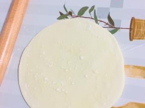 刷上一层油，再均匀的撒少许的面粉，起到油酥的作用！