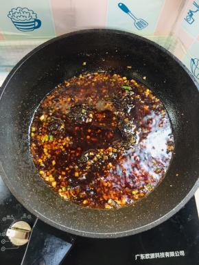 放入郫县豆瓣酱，黄豆酱，甜面酱，白糖，辣椒面炒出红油！