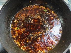 放入郫县豆瓣酱，黄豆酱，甜面酱，白糖，辣椒面炒出红油！