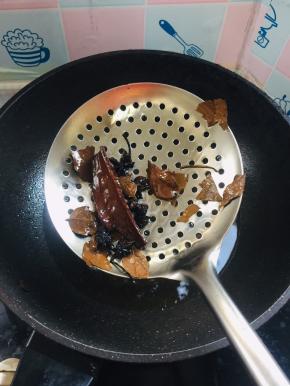 熬至大料变色发黑捞出，扔掉！