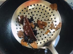 熬至大料变色发黑捞出，扔掉！