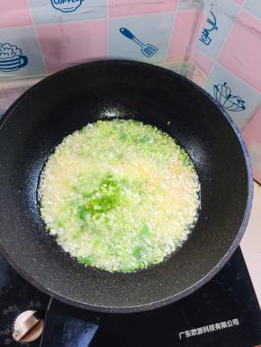 放入生姜末，蒜末，葱花爆香！