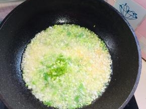 放入生姜末，蒜末，葱花爆香！