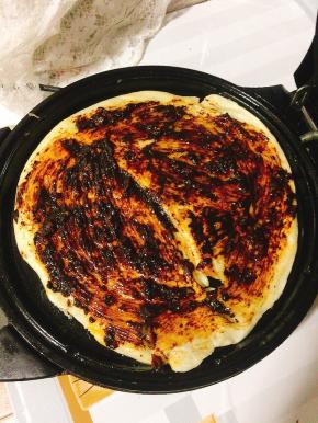 均匀的涂抹一层酱香饼酱！