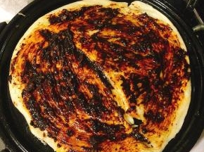 均匀的涂抹一层酱香饼酱！