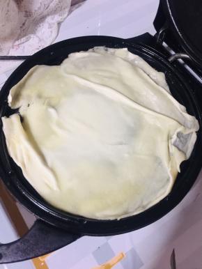 放入提前预热好的电饼铛中，盖上盖子烙4分钟左右！