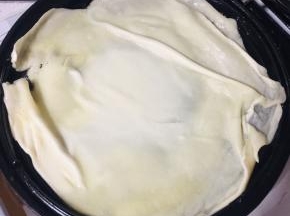 放入提前预热好的电饼铛中，盖上盖子烙4分钟左右！