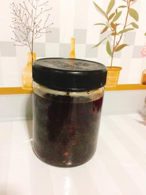 晾凉后放入干净无水的容器中，放冰箱冷藏保存！