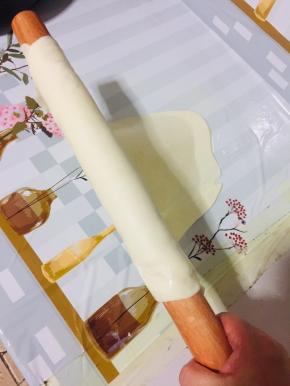用擀面杖卷起来，边卷边抻面，让面片更薄！更容易烙熟！