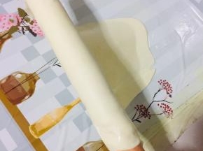 用擀面杖卷起来，边卷边抻面，让面片更薄！更容易烙熟！