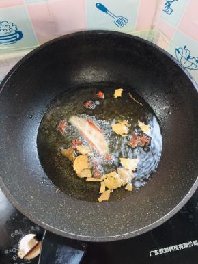 起锅烧油，放入八角，桂皮，香叶中小火慢炸！