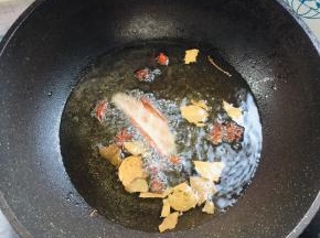 起锅烧油，放入八角，桂皮，香叶中小火慢炸！