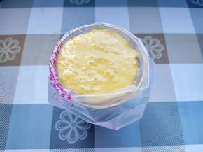 将打好的糊倒入裱花袋中。裱花袋剪一个2-3毫米的小口，如果雪糕糊比较稀，建议剪小一点口，稠的话就剪大一点点。