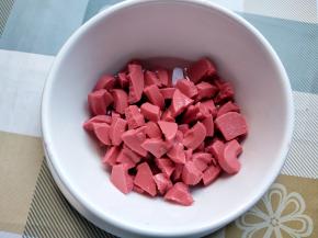 第二天，取一个干净无油无水的小碗，将巧克力掰碎加入，再加入椰子油，然后微波炉高火加热30秒。