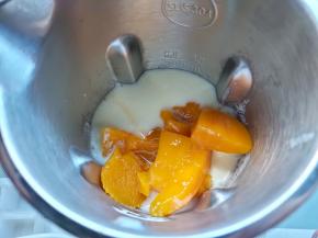 先将牛奶、奶油、糖和芒果肉加入料理机，打成糊。芒果可以换成其它你喜欢的水果。