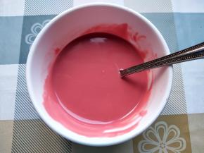 将巧克力化成液体，如果有小疙瘩，用勺子压一压。如果加热的温度过高，巧克力会成为很粗糙的糊状，不会成这么滑腻的液体状。