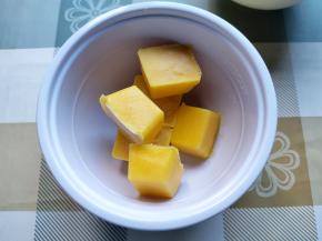 建议分批取出雪糕块，多的仍放冰箱冷冻，因为天气太热，雪糕块融化很快。