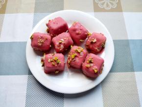 巧克力凝固了就可以放盘子上，做好后放冰箱冷冻至少半小时，冻结实一些。