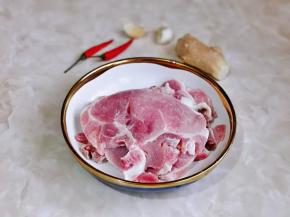 准备食材，大排泡冷水，将血水泡出。