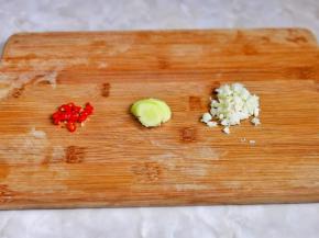姜去皮切片，蒜去皮切碎，辣椒洗干净切段。
