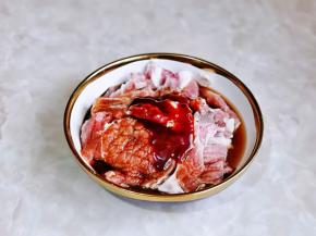 装入盘中，加入料酒，酱油，蚝油。