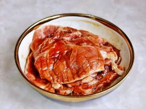 戴上食品手套，抓揉每块猪排都要吸收到酱汁，盖上盖子腌制30分钟，