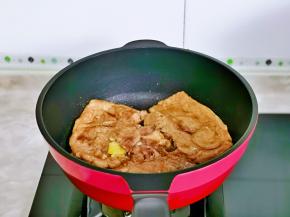 再加入猪排小火煎至变色。