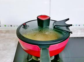 盖上盖子烧开后转小火炖25分钟左右。