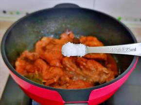 炖烂糊后，按个人口味加入盐。