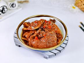 盛出装盘，撒上熟白芝麻，辣椒段。