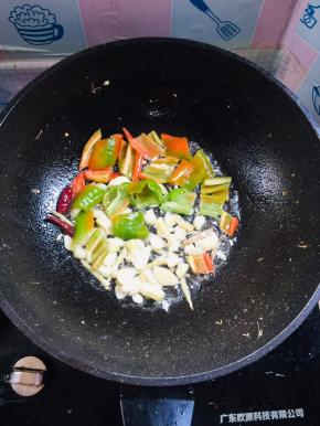 起锅烧油，放入蒜瓣，生姜，干辣椒，青椒爆香！
