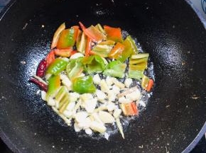 起锅烧油，放入蒜瓣，生姜，干辣椒，青椒爆香！