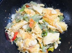 放入丝瓜和鸡蛋翻炒均匀！