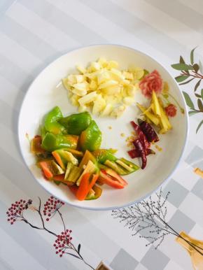 蒜瓣拍碎切成小丁，青椒去蒂去籽洗净切成块，干辣椒切成段，生姜切成丝备用！