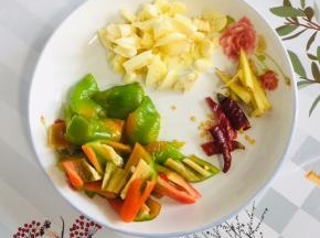 蒜瓣拍碎切成小丁，青椒去蒂去籽洗净切成块，干辣椒切成段，生姜切成丝备用！