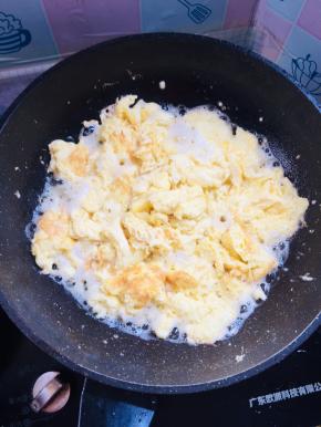 起锅烧油，放入蛋液划散，捞出备用！